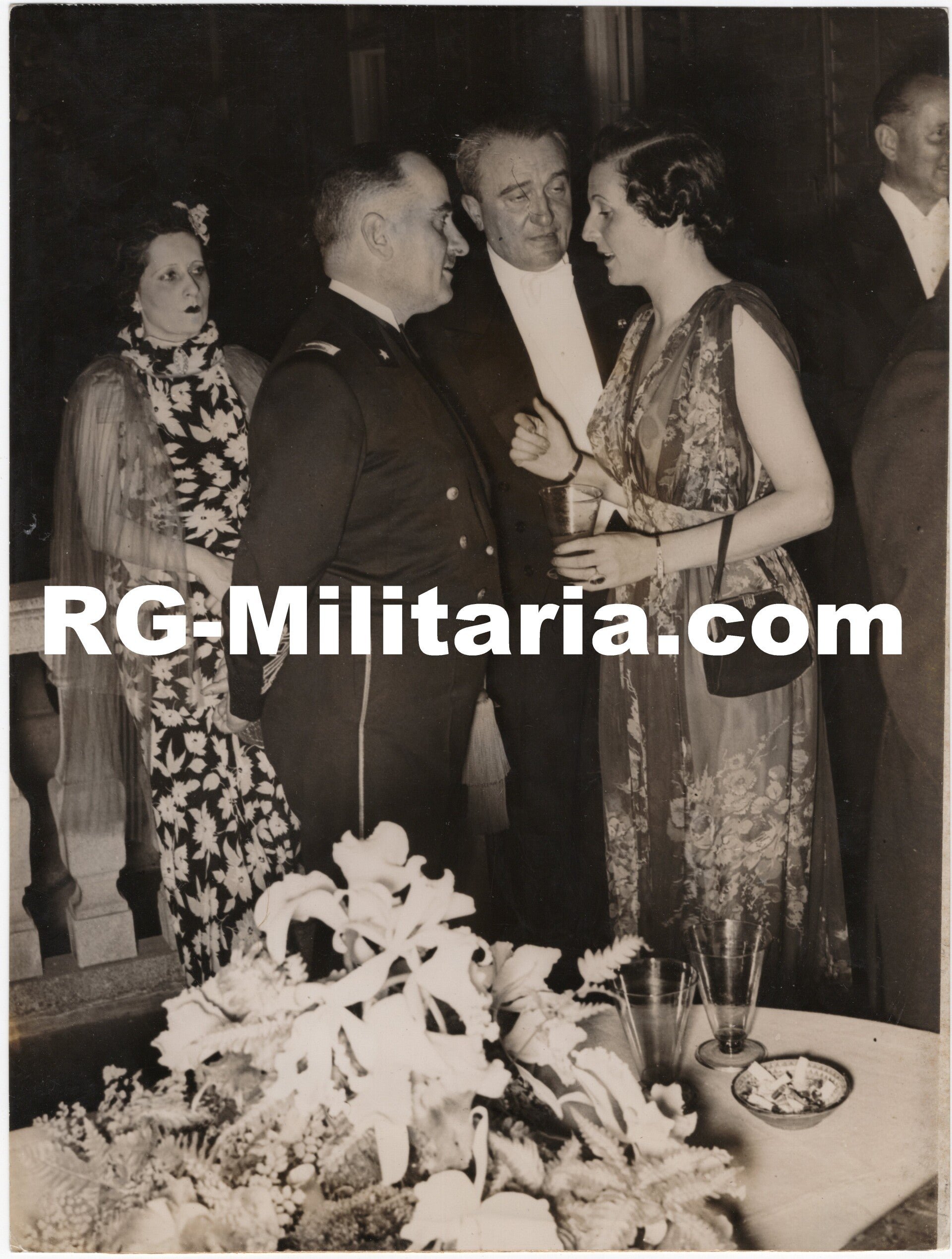 Original WW2 German Press Photo - Italian General Giuseppe Valle talking to Leni Riefenstahl — image 3