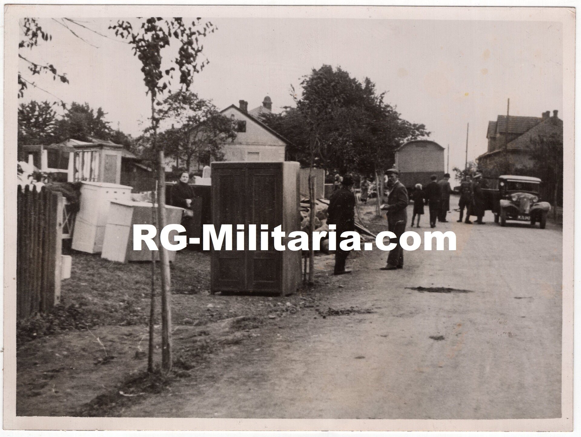 Original WW2 French Press Photo - Polish remove Czech furniture to the streets (1939) — image 3