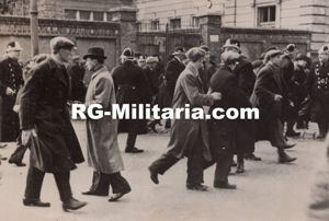 Original WW2 French Press Photo - Police remove the crowd …