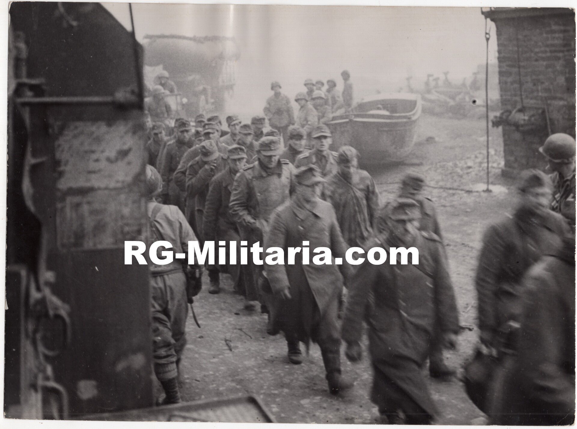 Original WW2 French Press Photo - Captured German POW soldiers guarded by US Soldiers (1945) — image 3