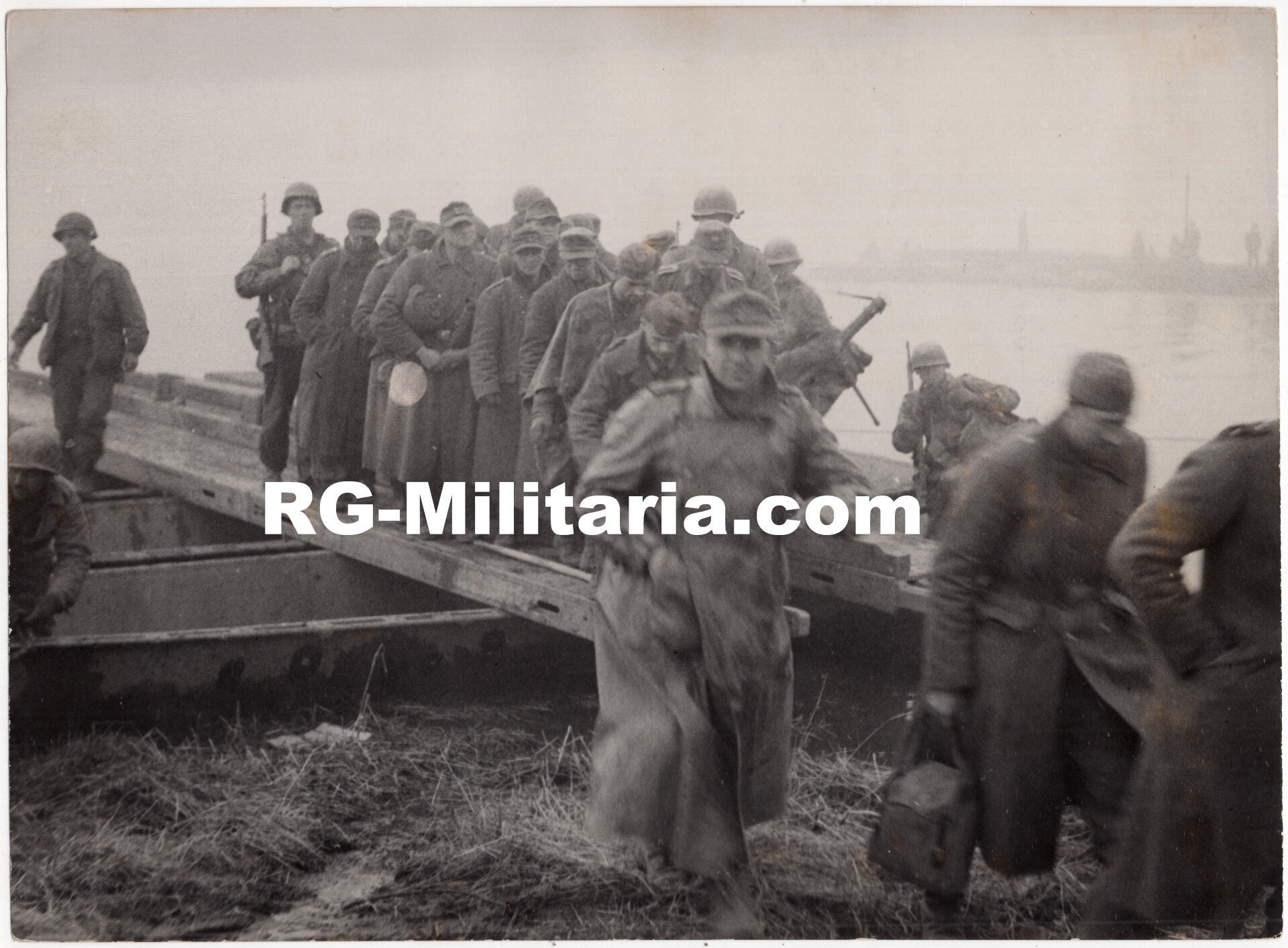 Original WW2 French Press Photo - Captured German POW soldiers guarded by US Soldiers (1945) — image 3
