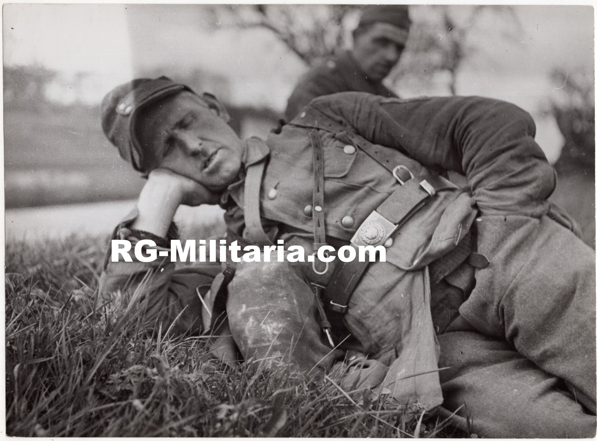 Original WW2 French Press Photo - Captured German POW soldier sleeping (1945) — image 3
