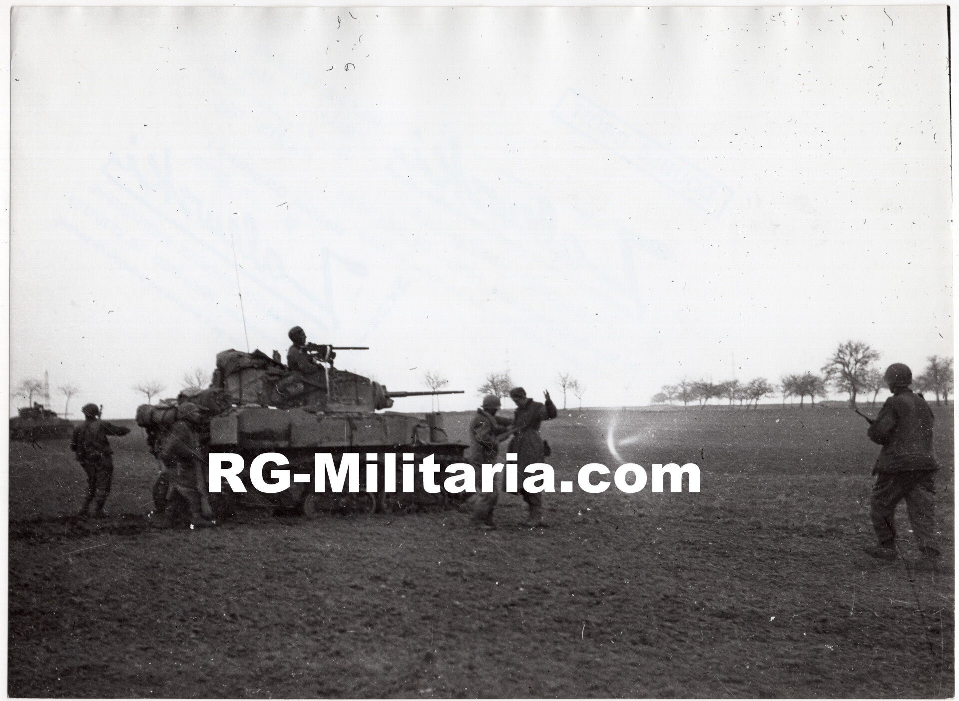Original WW2 French Press Photo - Captured German POW by a US tank crew (1945) — image 3