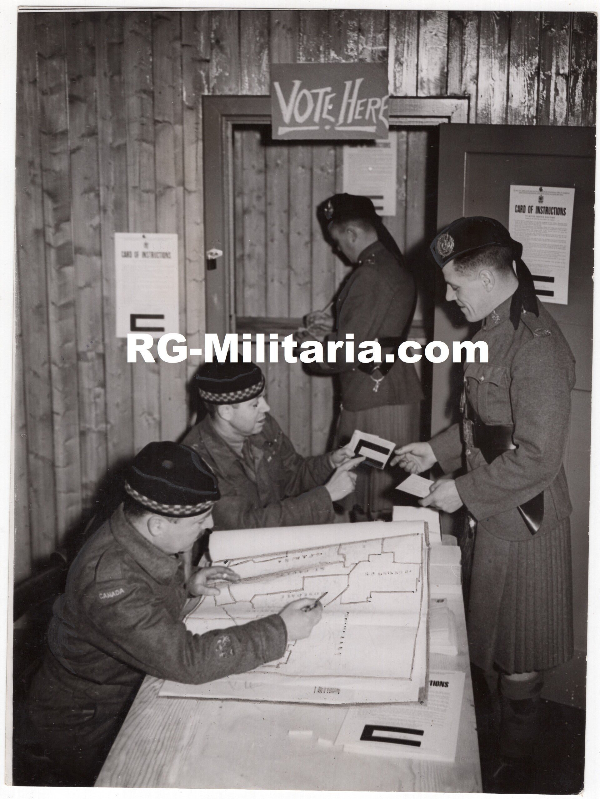 Original WW2 British Press Photo - Canadian soldiers vote in Canadian election, England (1940) — image 3