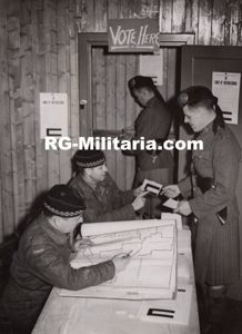 Original WW2 British Press Photo - Canadian soldiers vote in …