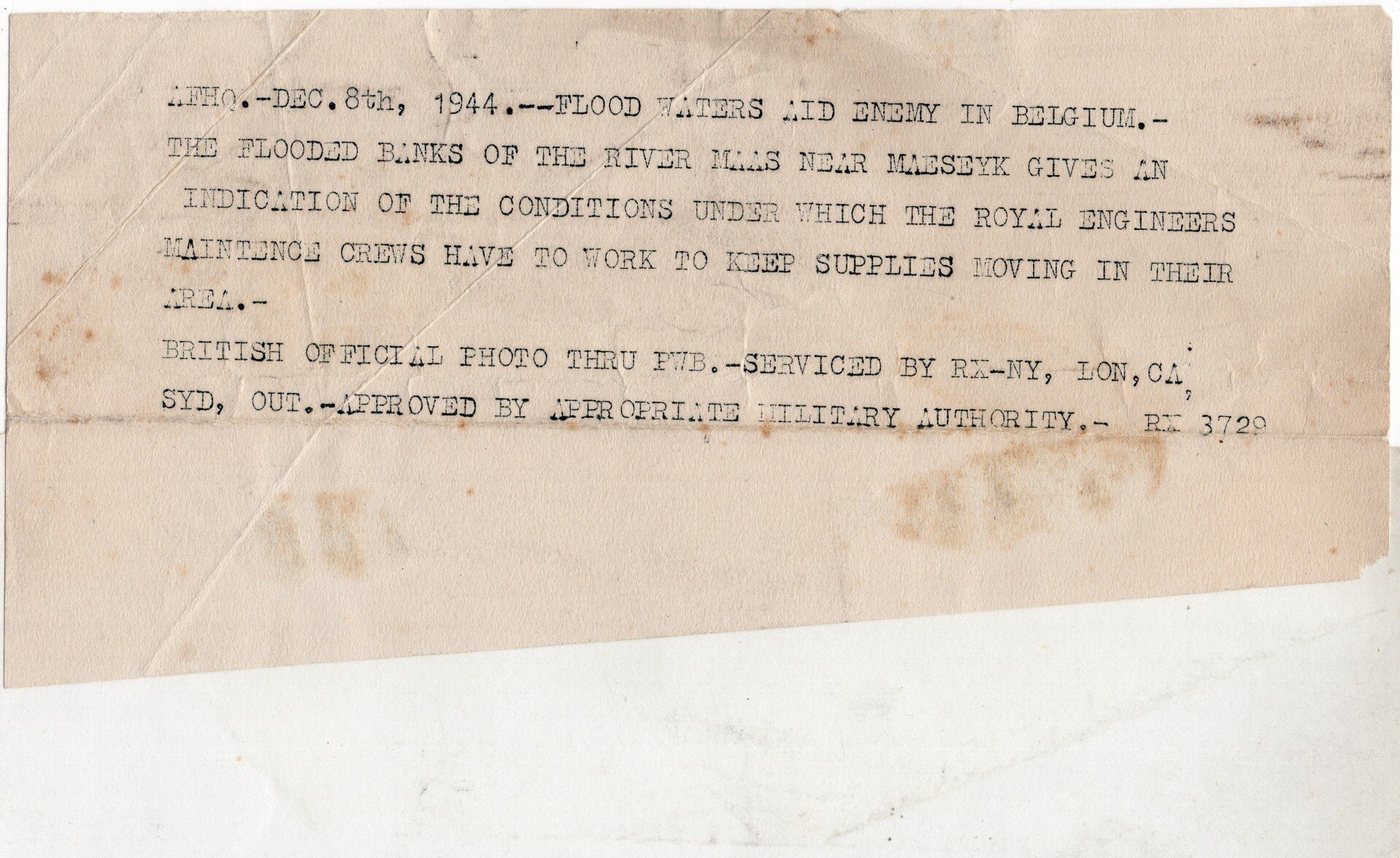 Original WW2 British Press Photo - British soldiers in the flooded town of Maeseik, Belgium (1944) — image 2