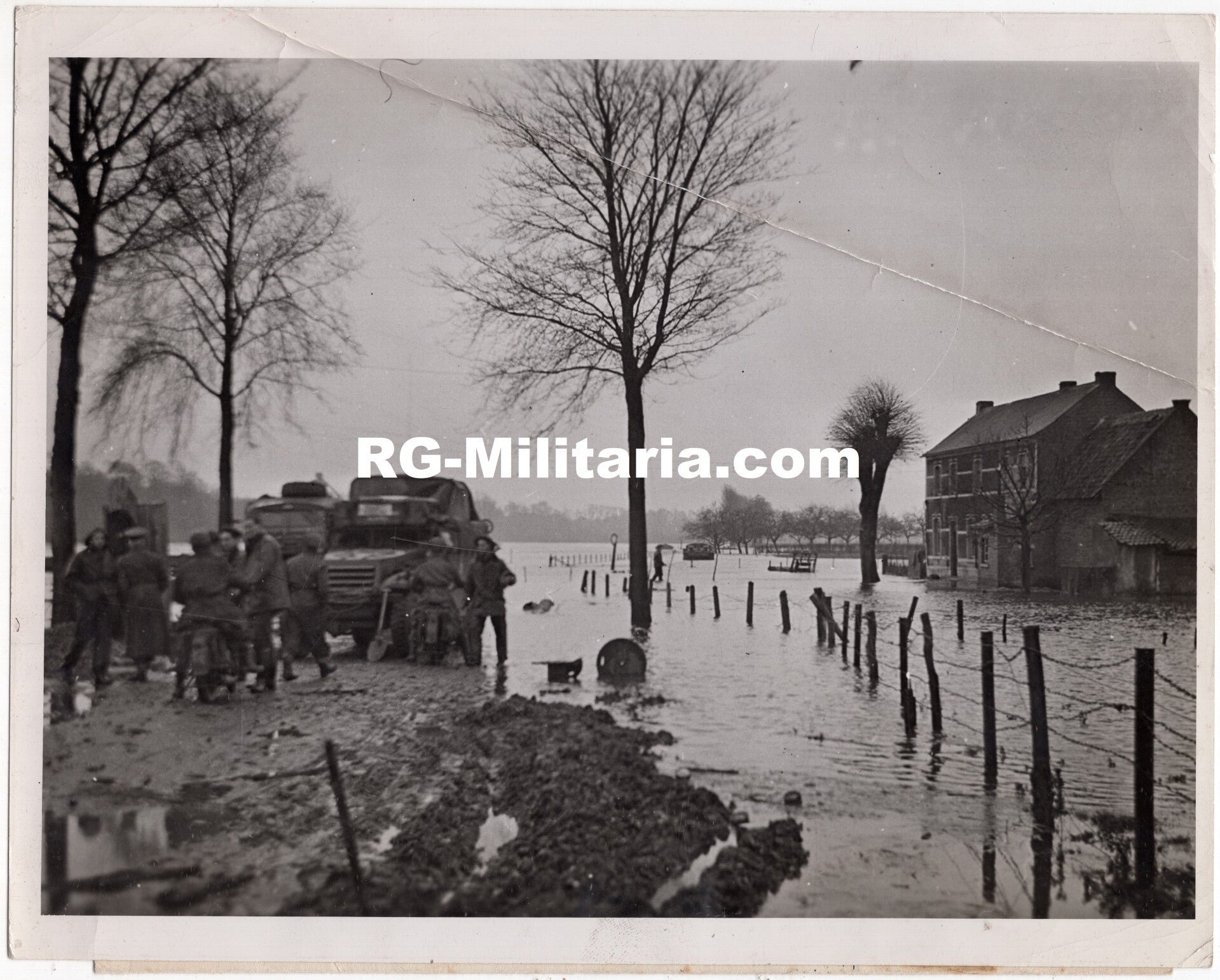 Original WW2 British Press Photo - British soldiers in the flooded town of Maeseik, Belgium (1944) — image 3