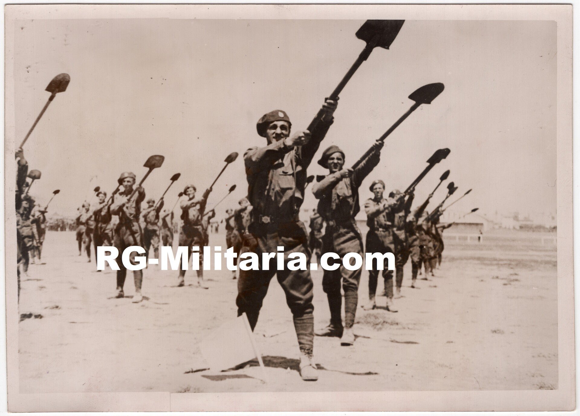 Original WW2 French Press Photo - Romanian soldiers with shovels (1938) — image 3