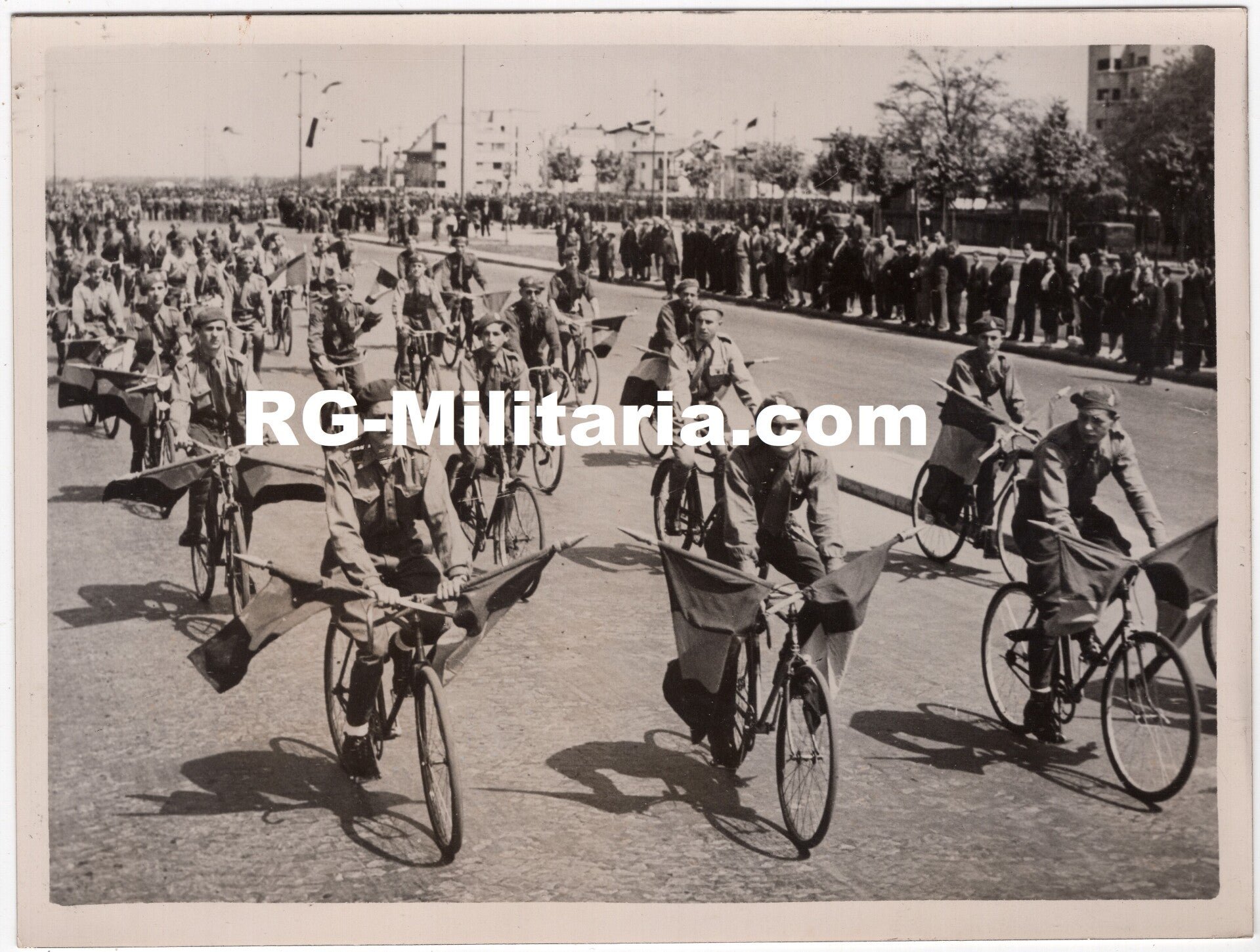 Original WW2 French Press Photo - Romanian soldiers on bicycles (1938) — image 3