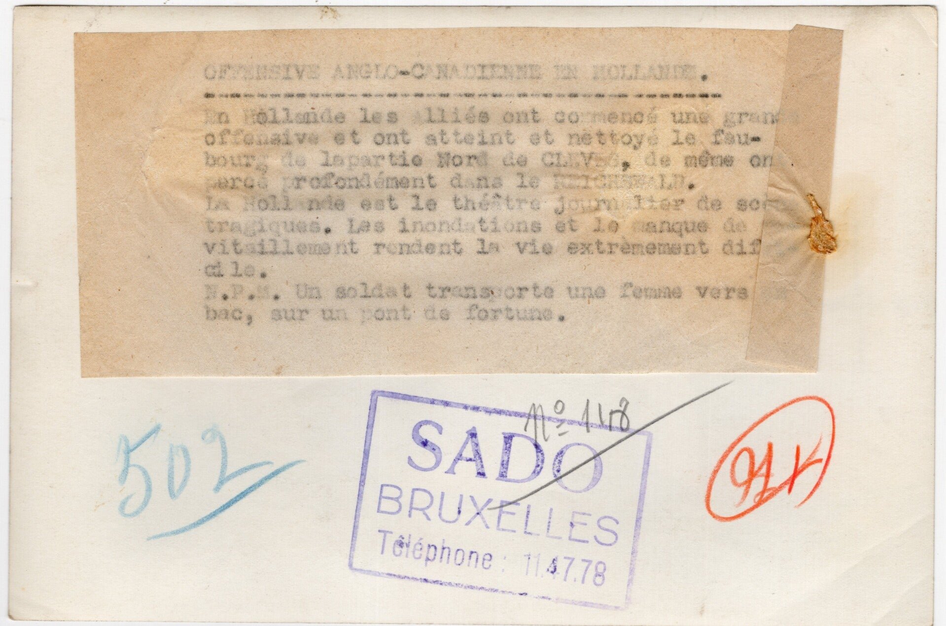 Original WW2 French Press Photo - Canadian soldier helps a civilian woman cross the water, Cleve, Germany (1945) — image 2