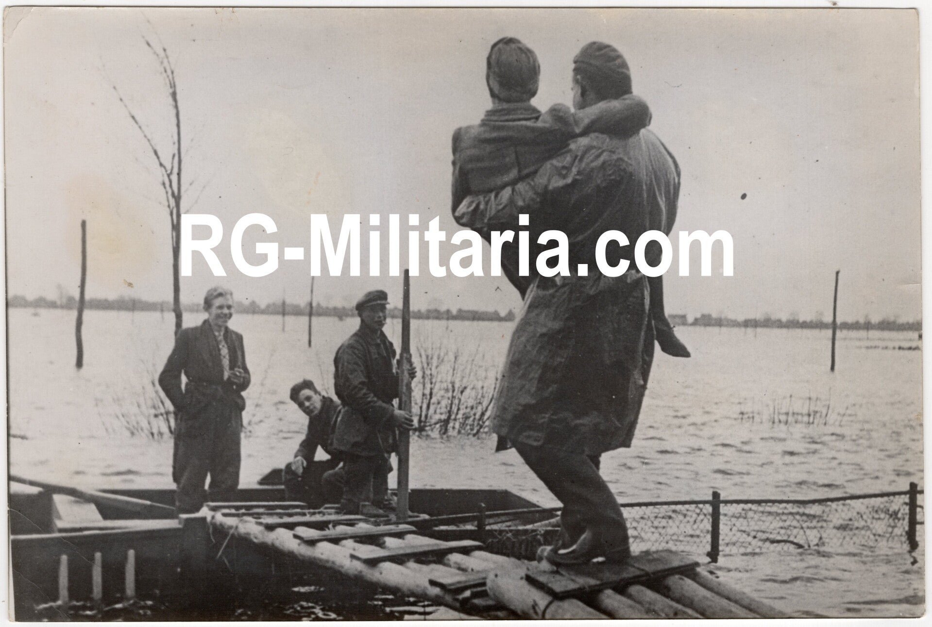 Original WW2 French Press Photo - Canadian soldier helps a civilian woman cross the water, Cleve, Germany (1945) — image 3