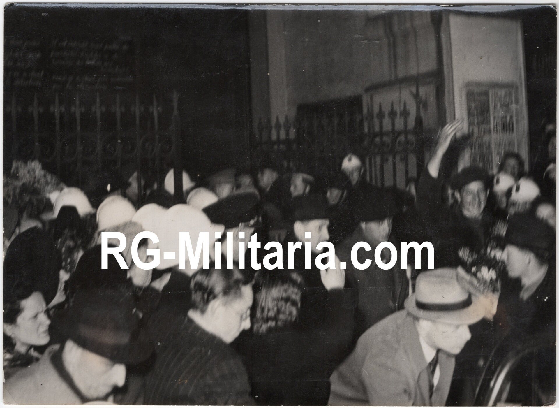 Original WW2 French Press Photo - Survivors of the Buchenwald Concentration camp arrive in Brussels, Belgium (1945) — image 3