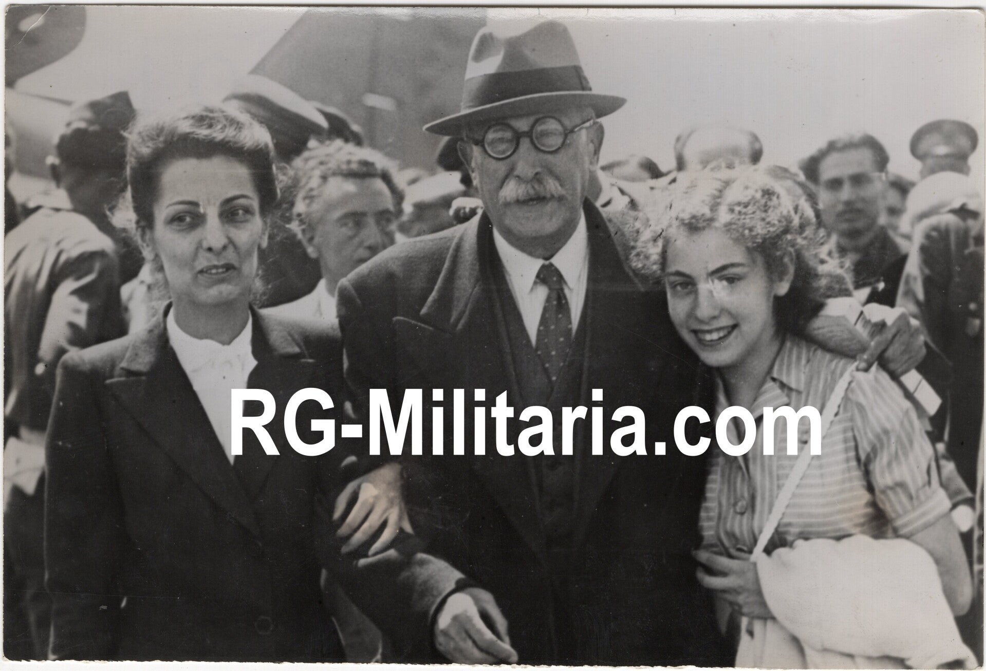 Original WW2 French Press Photo - Jewish Mr. and Mrs. Léon Blum arrive back in France from the concentration camps Buchenwald and Niederdorf (1945) — image 3