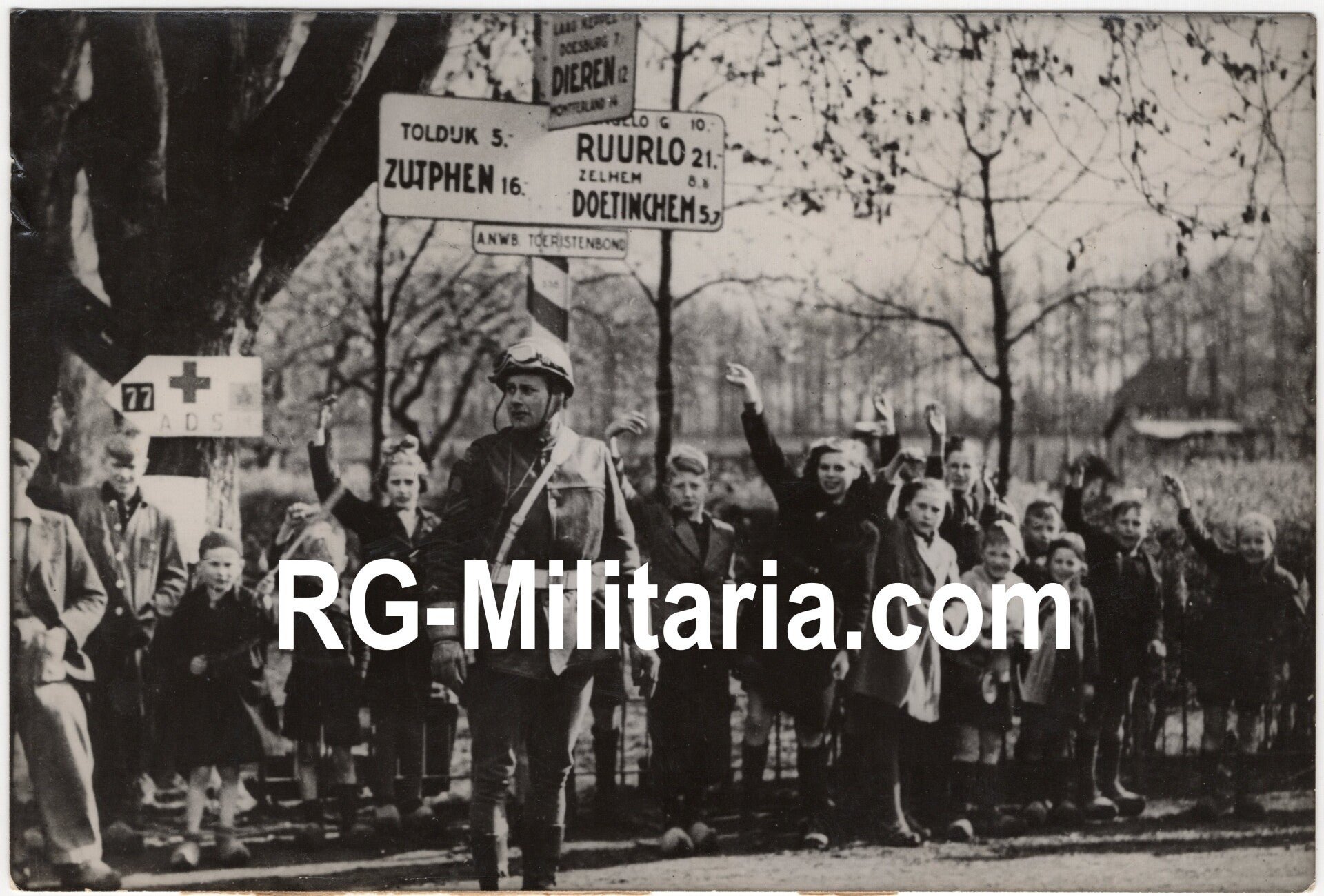 Original WW2 French Press Photo - Canadian soldier in Hummelo, Netherlands (1945) — image 3