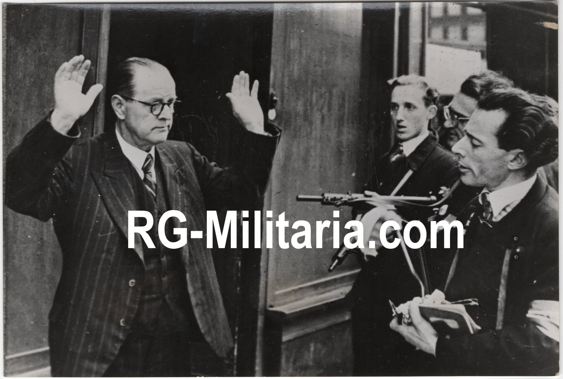 Original WW2 French Press Photo - The arrest of collaborator Poncio van Aelst by the Dutch resistance in Utrecht (1945) — image 3