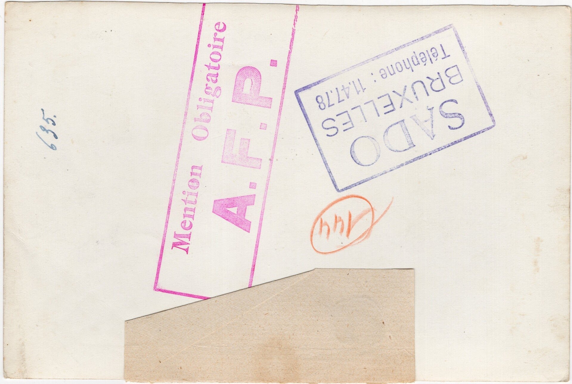 Original WW2 French Press Photo - US troops on Sherman tanks drive through a destroyed city — image 2