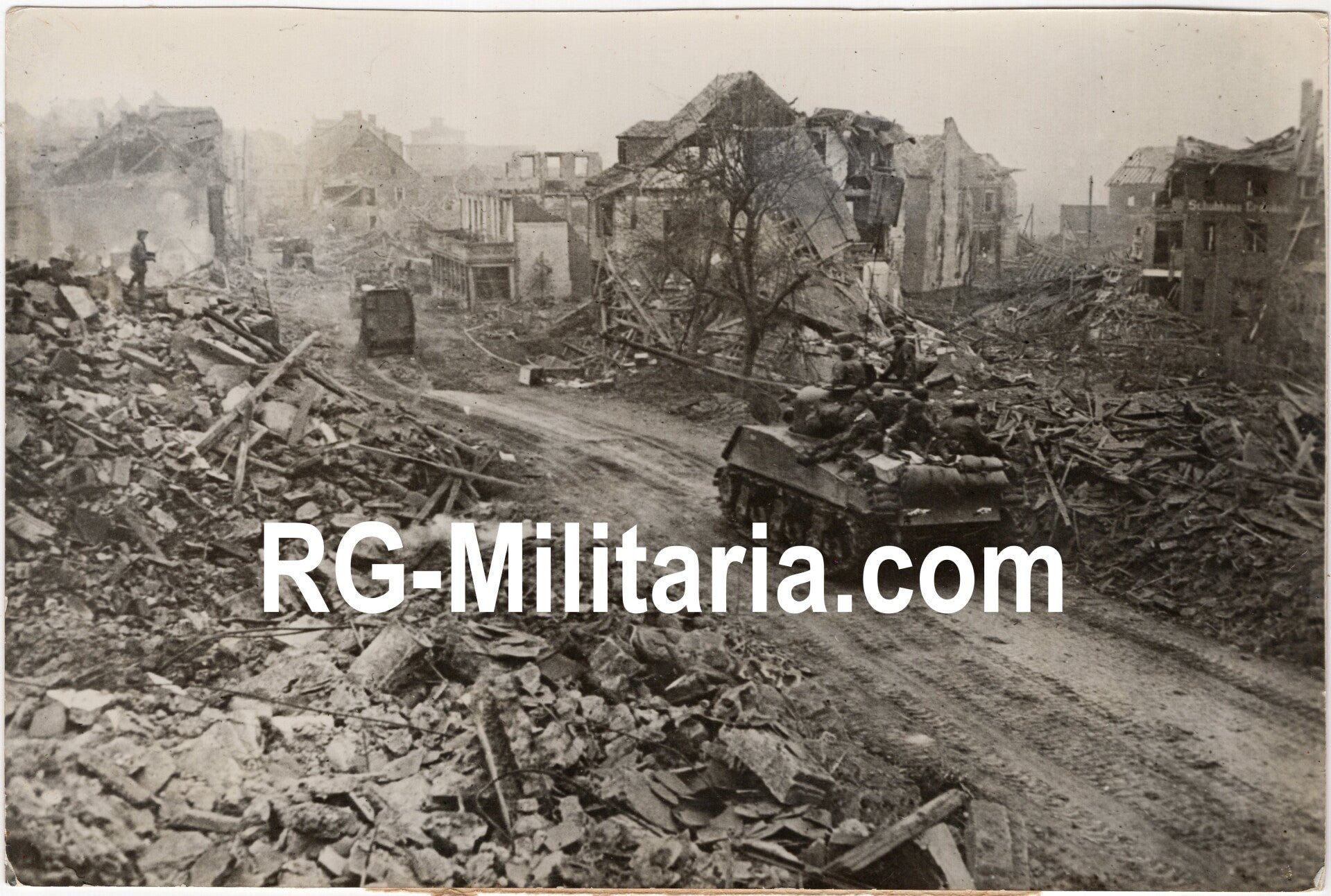 Original WW2 French Press Photo - US troops on Sherman tanks drive through a destroyed city — image 3