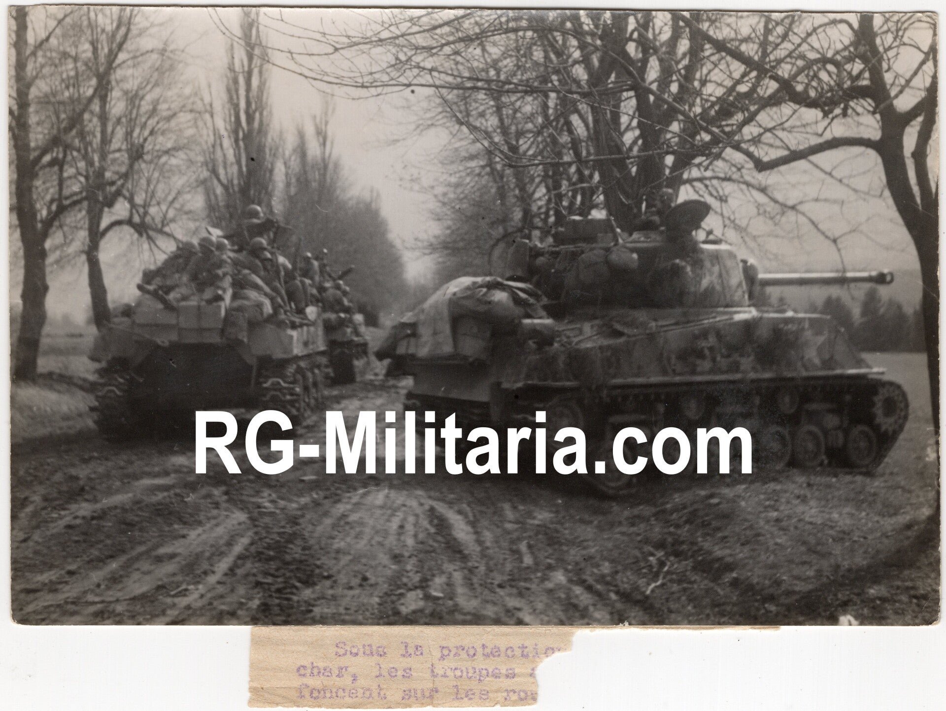 Original WW2 French Press Photo - US troops on Sherman tanks riding in the field — image 3