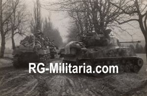 Original WW2 French Press Photo - US troops on Sherman …