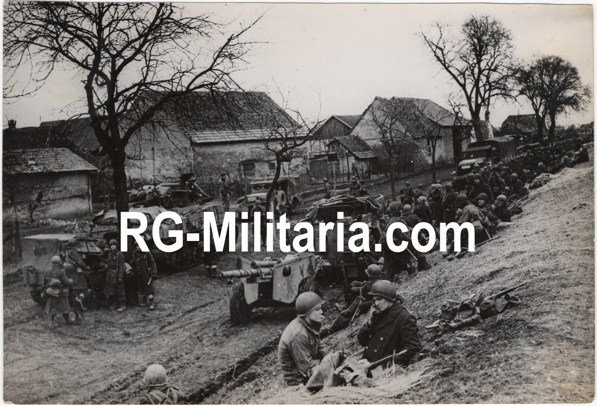 Original WW2 French Press Photo - US troops with a Sherman tank waiting under cover — image 3
