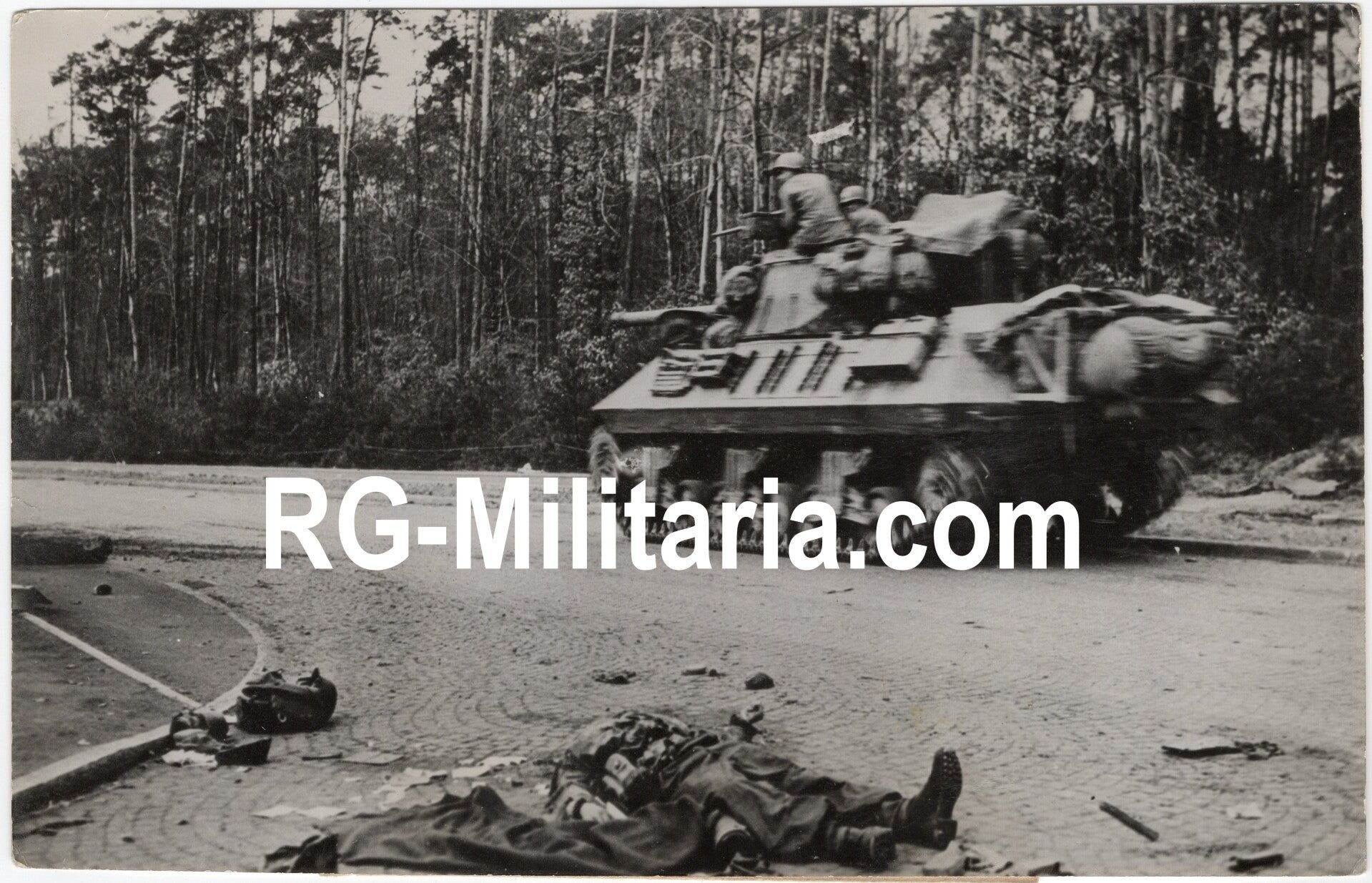 Original WW2 French Press Photo - M18 Hellcat (?) tank passes a German KIA soldier (1945) — image 3
