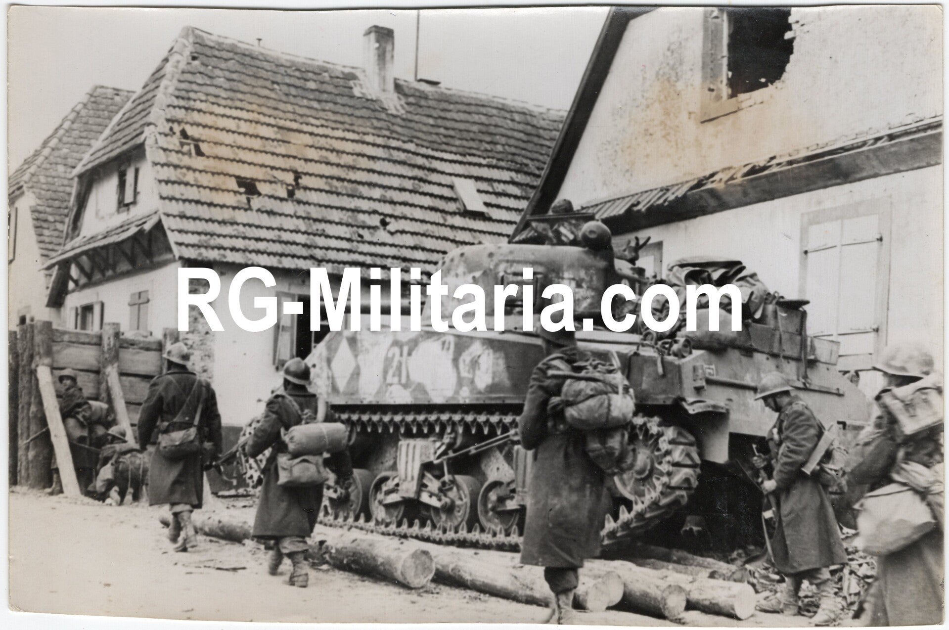 Original WW2 French Press Photo - French soldiers under the command of Tassigny with a Sherman tank in Schreibenhardt (1945) — image 3