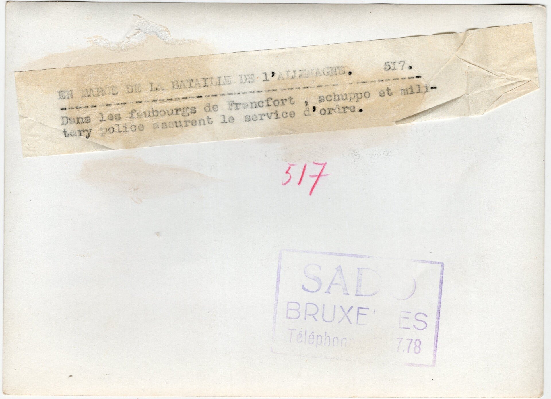 Original WW2 French Press Photo - US soldiers with German Military Police in Frankfurt (1945) — image 2