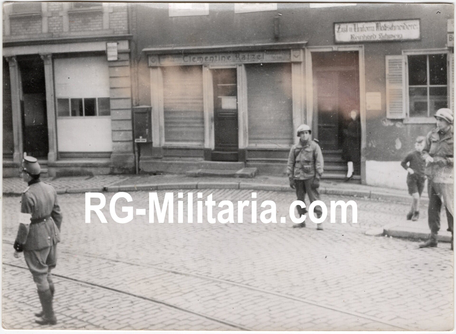 Original WW2 French Press Photo - US soldiers with German Military Police in Frankfurt (1945) — image 3