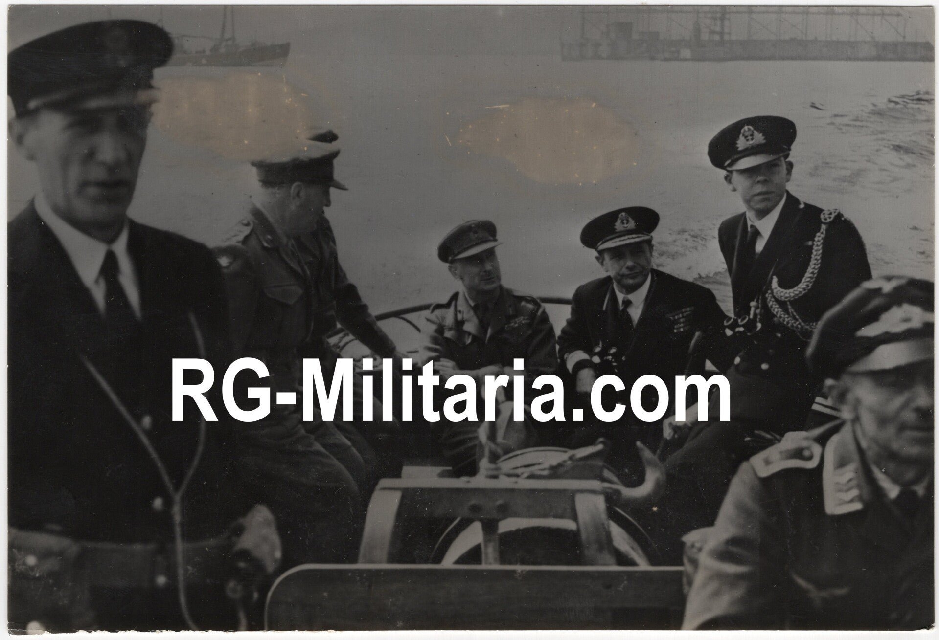 Original WW2 French Press Photo - British soldiers navigate at the port of Kiel (1945) — image 3