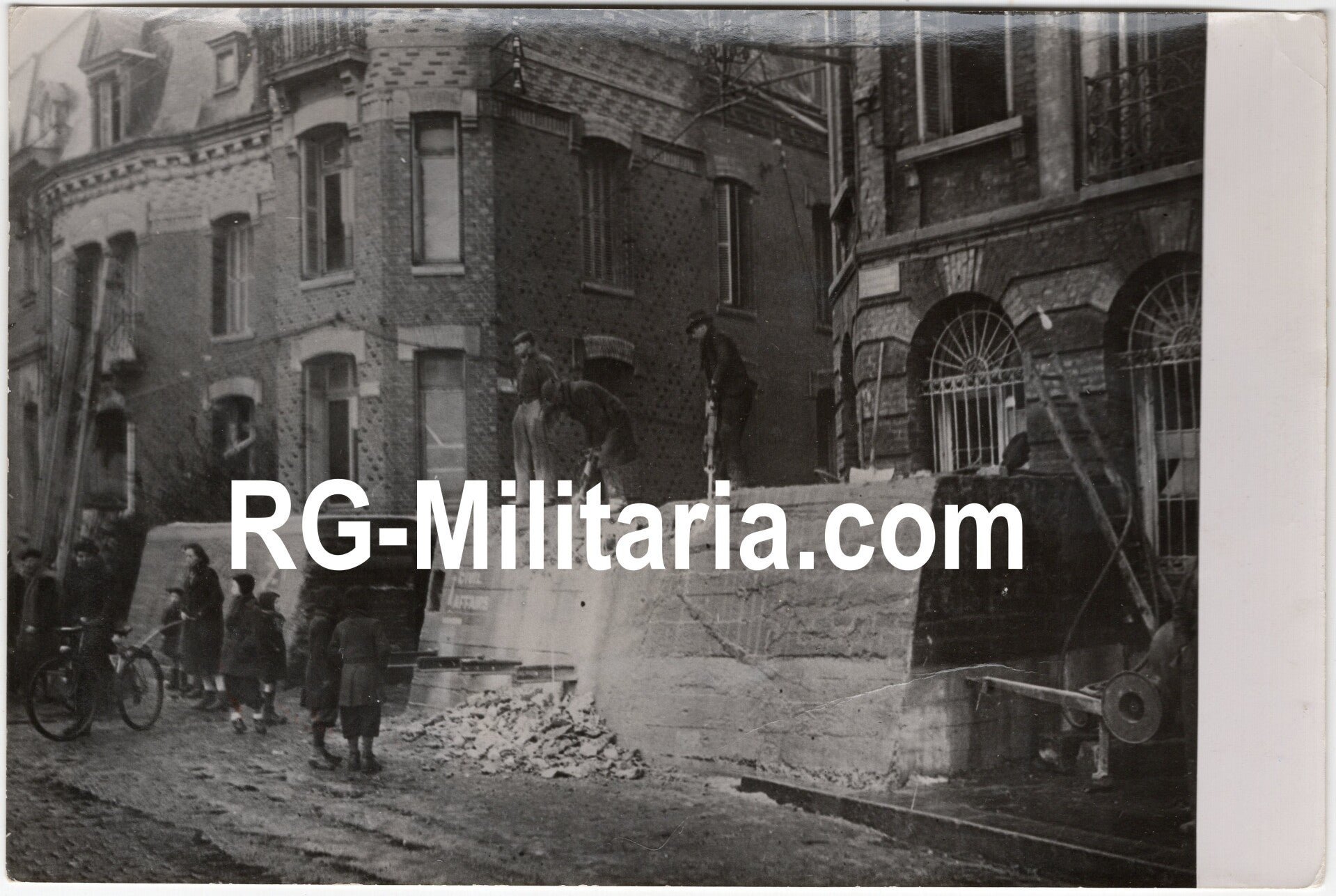 Original WW2 French Press Photo - Civilians removing bunker walls near the French coast — image 3