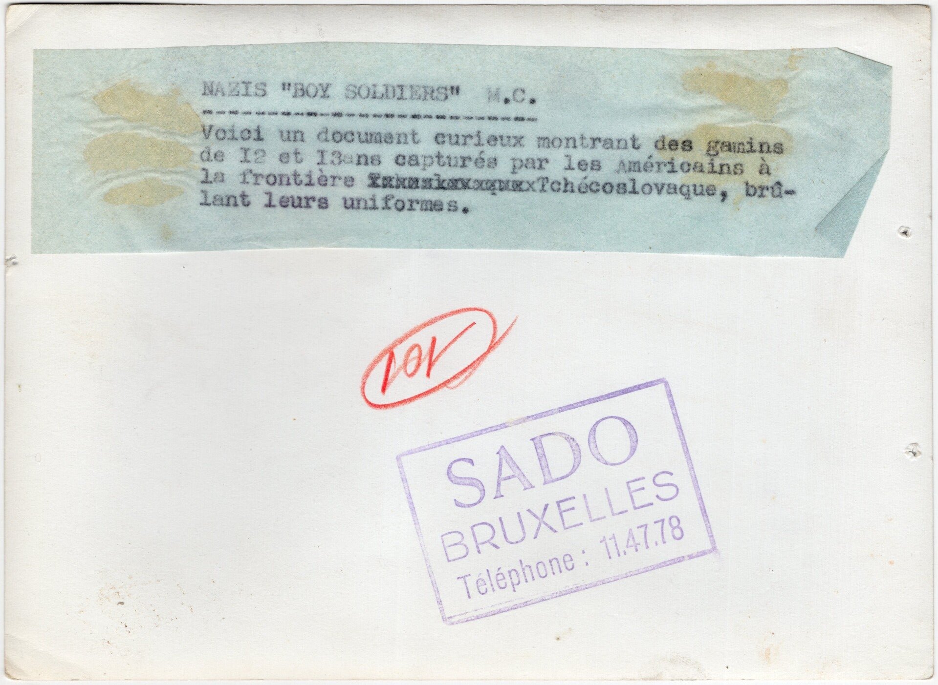 Original WW2 French Press Photo - 12 and 13-year-old German child soldiers burning their uniforms at the border of Czechoslovakia with US soldiers (1945) — image 2