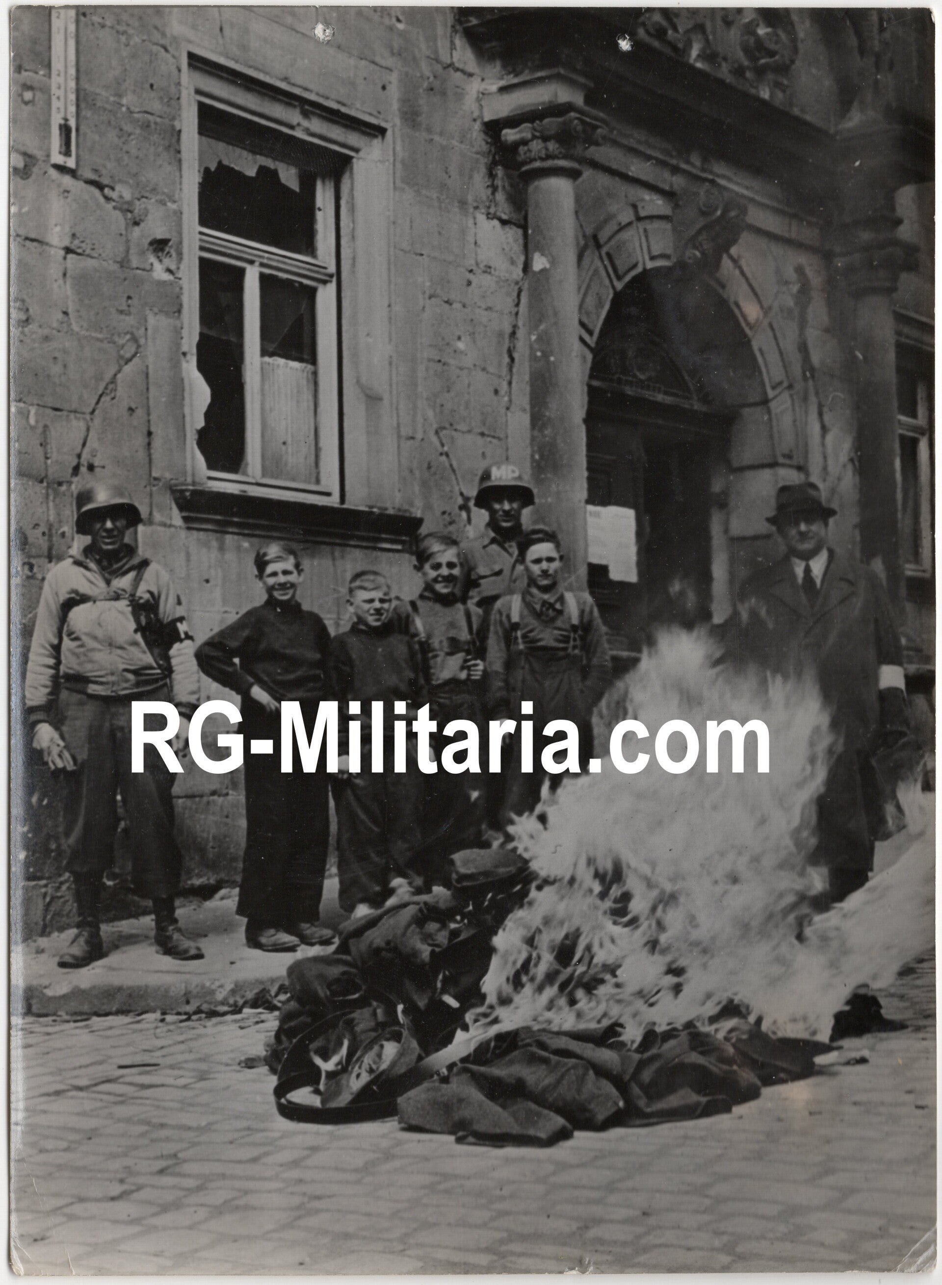 Original WW2 French Press Photo - 12 and 13-year-old German child soldiers burning their uniforms at the border of Czechoslovakia with US soldiers (1945) — image 3