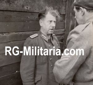 Original WW2 British Press Photo - Canadian soldiers arrest escaped …