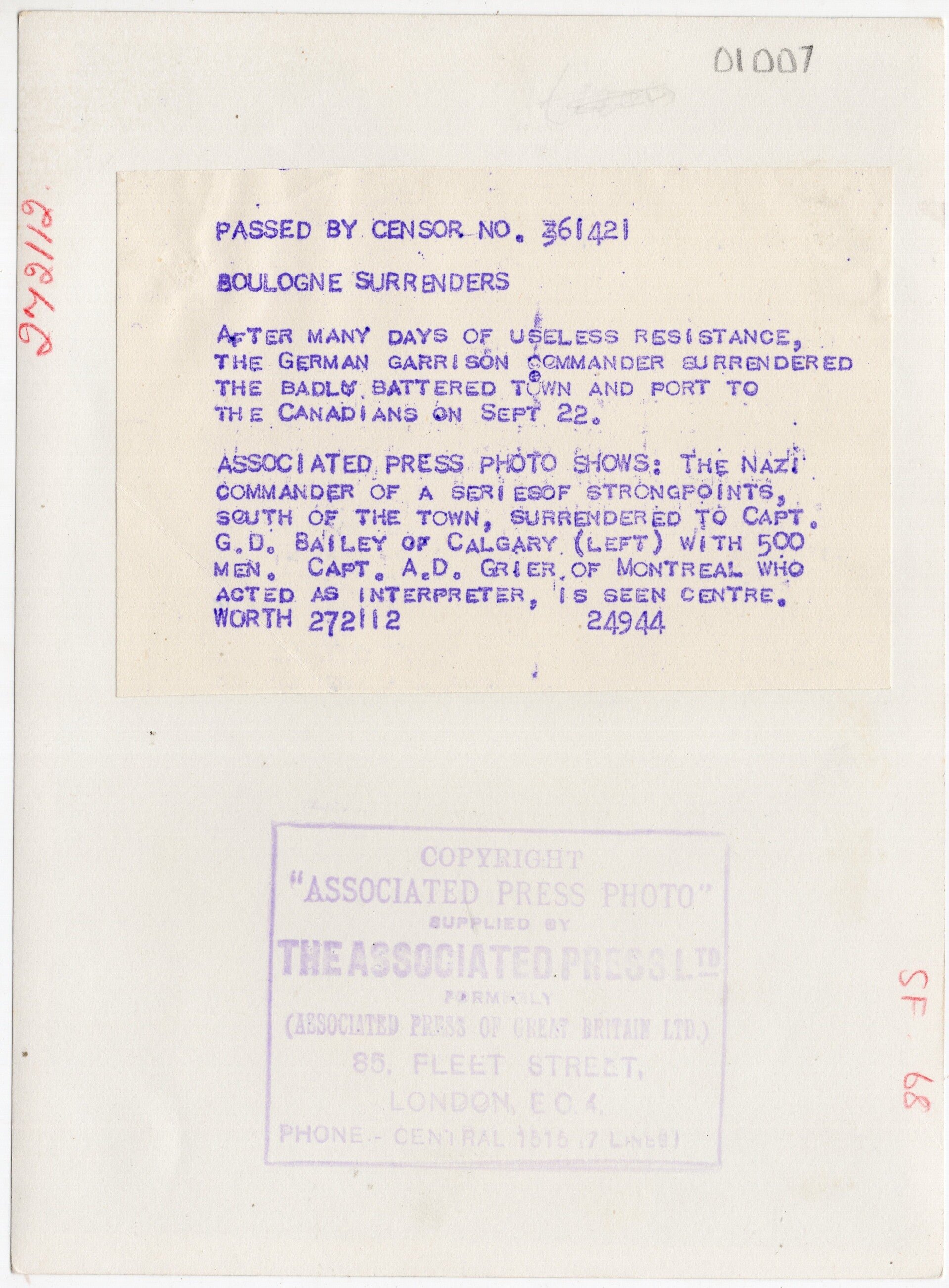 Original WW2 British Press Photo - German officer surrenders the German troops in Boulogne to Canadian soldiers, France (1944) — image 2