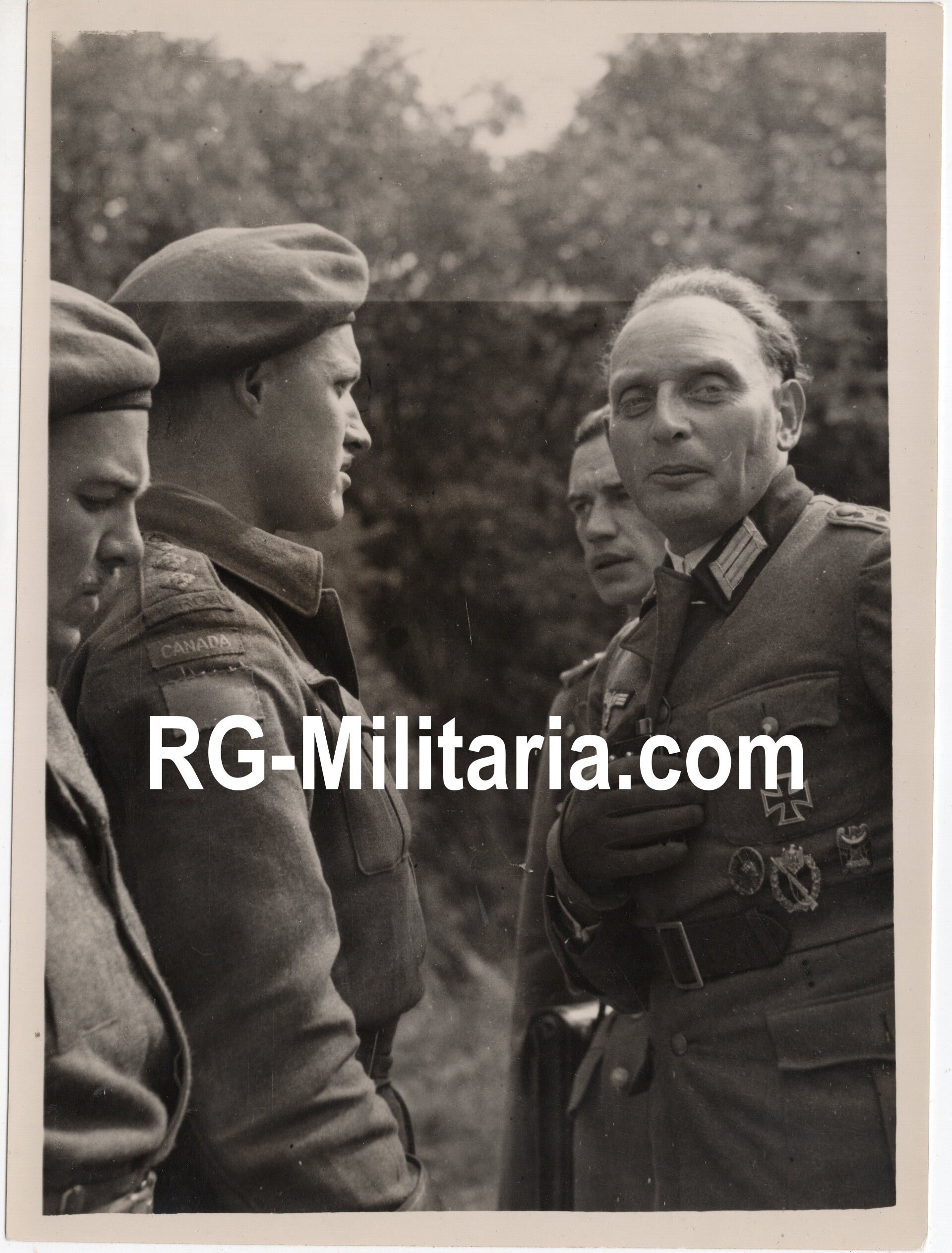 Original WW2 British Press Photo - German officer surrenders the German troops in Boulogne to Canadian soldiers, France (1944) — image 3