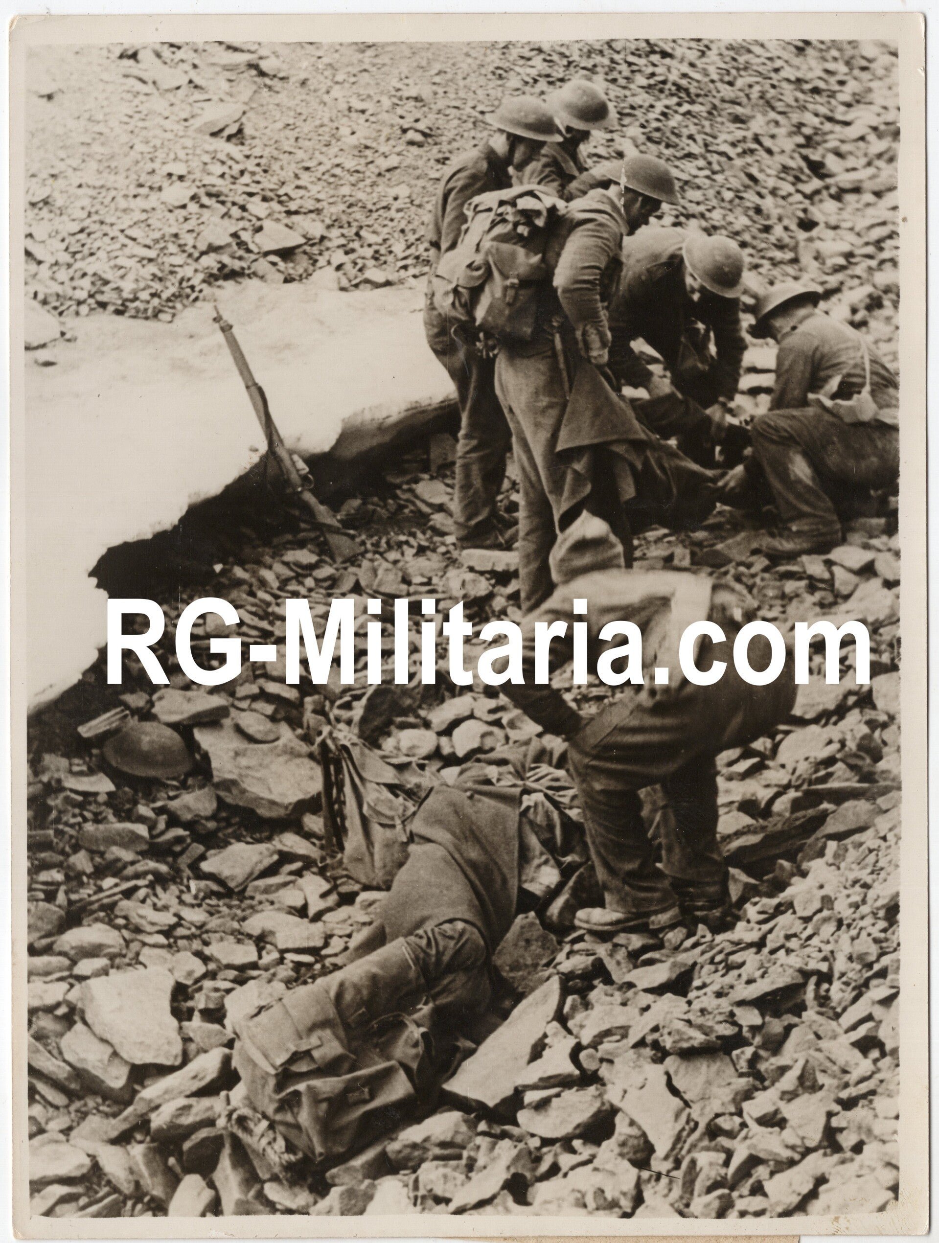 Original WW2 British Press Photo - Wounded British soldiers after a German Naval raid on Spitsbergen, Norway (1944) — image 3