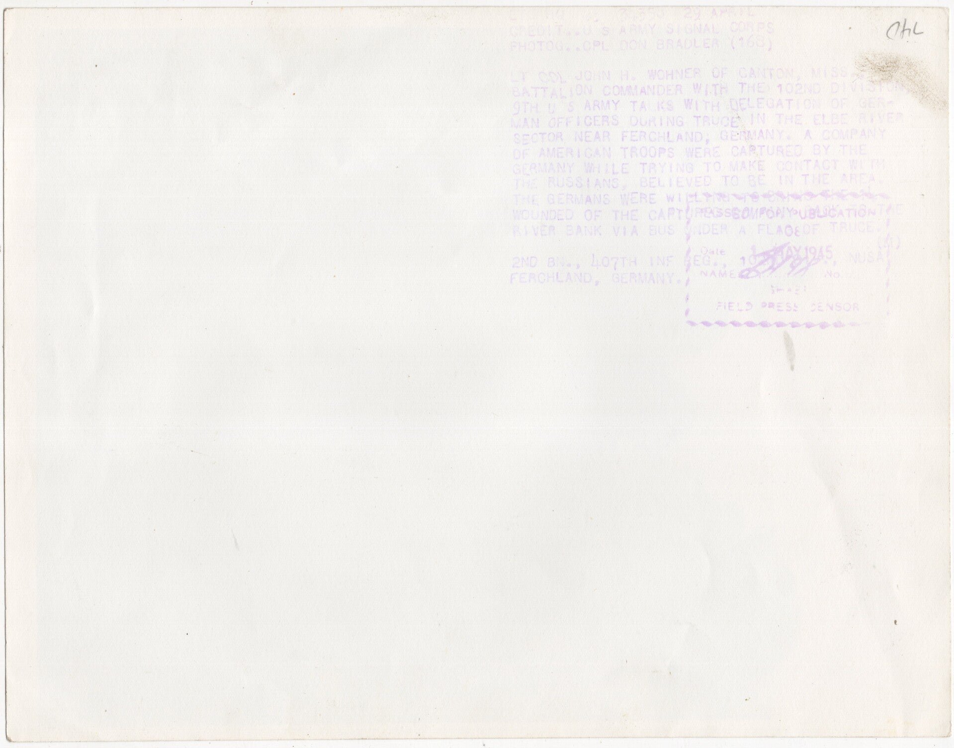 Original WW2 US Press Photo - German Fallschirmjäger commander POW talking with the 9th US Army, Ferchland (1945) — image 2