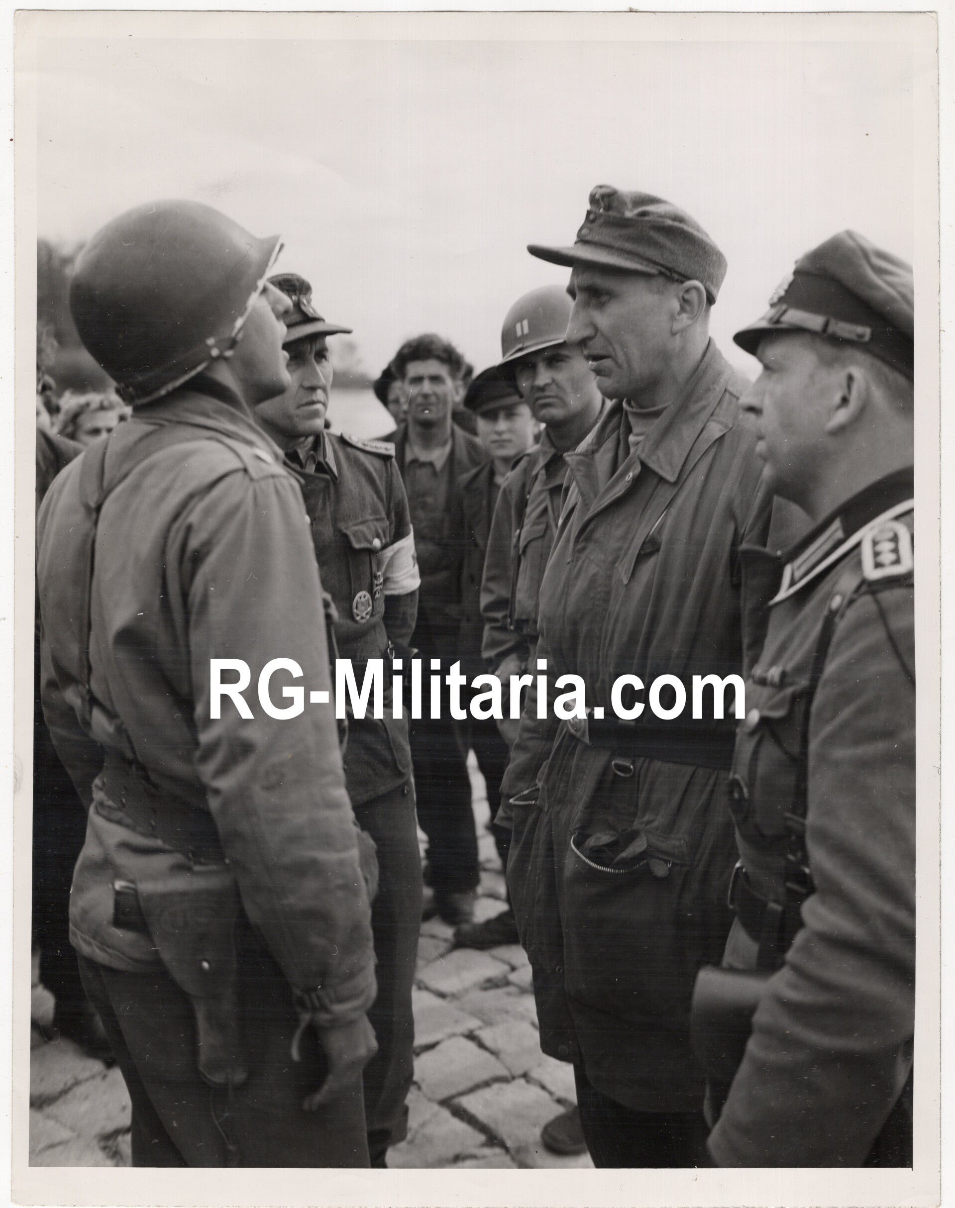 Original WW2 US Press Photo - German Fallschirmjäger commander POW talking with the 9th US Army, Ferchland (1945) — image 3
