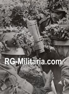Original WW2 German Press Photo - Gebirgsjäger with a grenade …