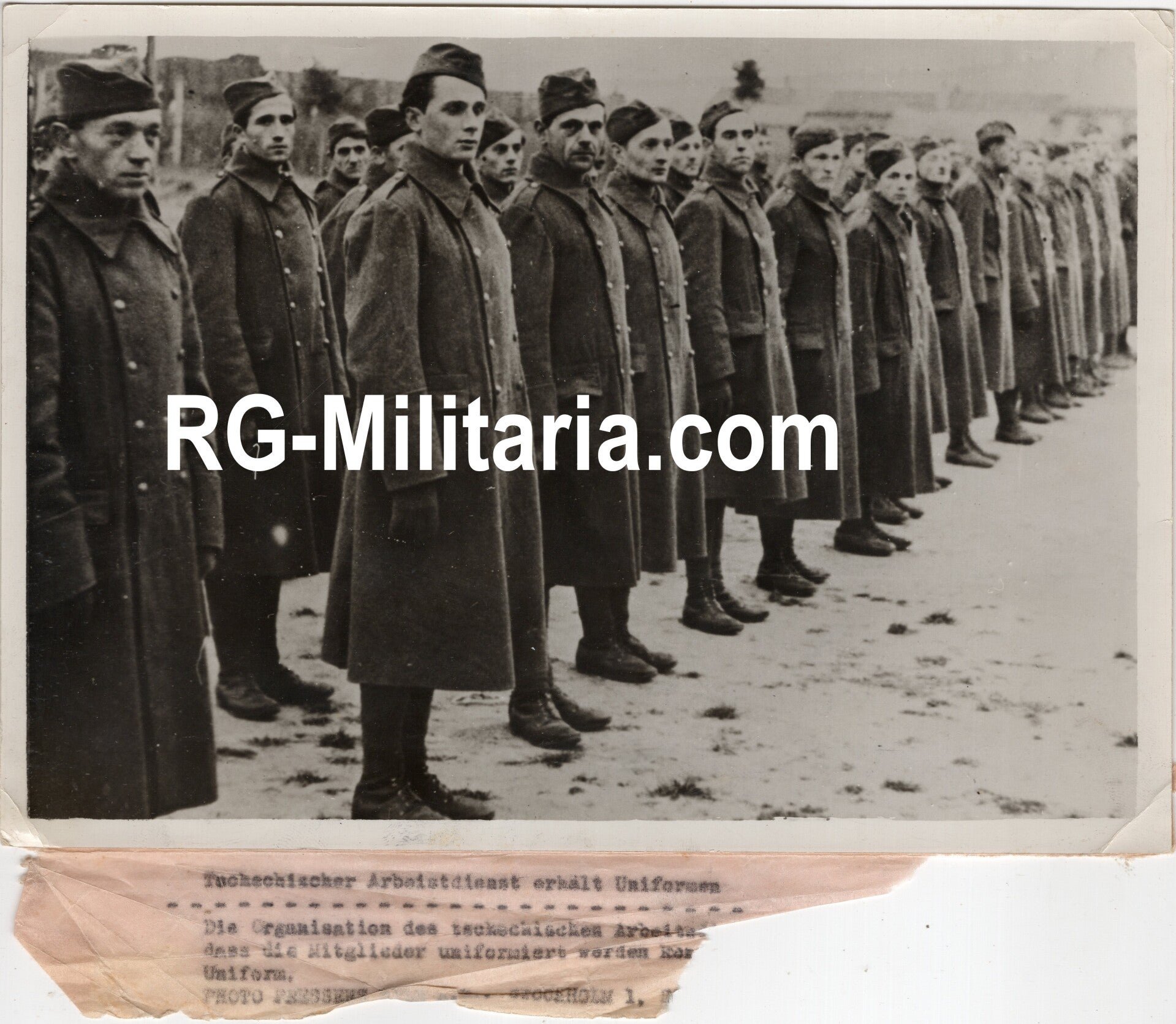 Original WW2 German Portrait Photo - Tschechischer Arbeitsdienst in uniform (1938) — image 2