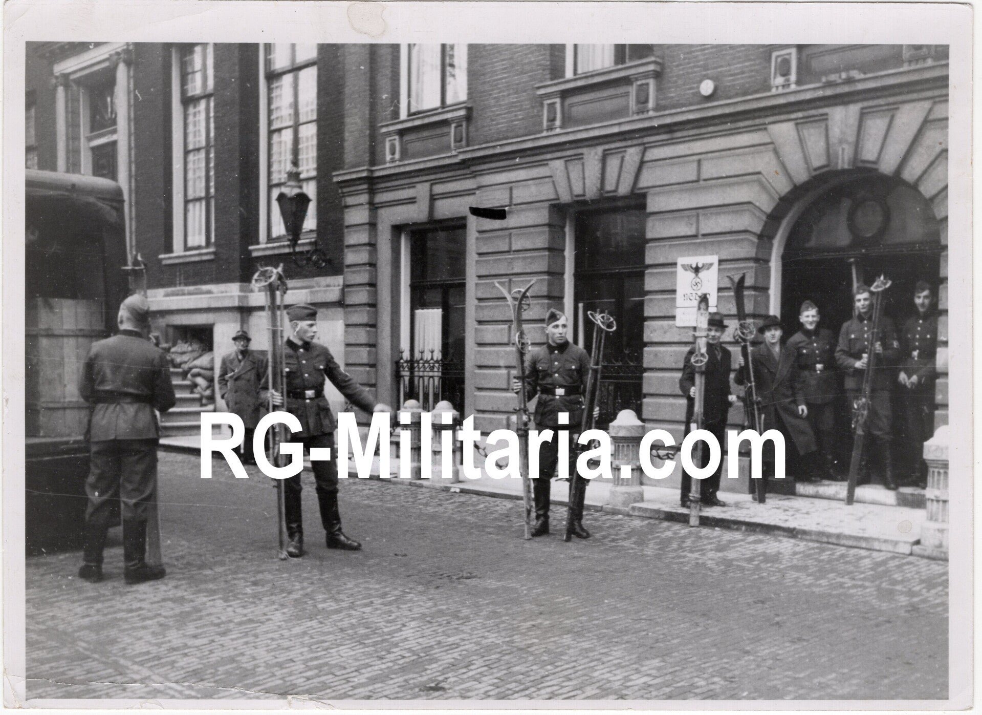 Original WW2 Dutch Collaboration Press Photo - German soldiers collecting ski equipment for the Germans on the Eastern Front, Amsterdam (1942) — image 3