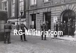 Original WW2 Dutch Collaboration Press Photo - German soldiers collecting …