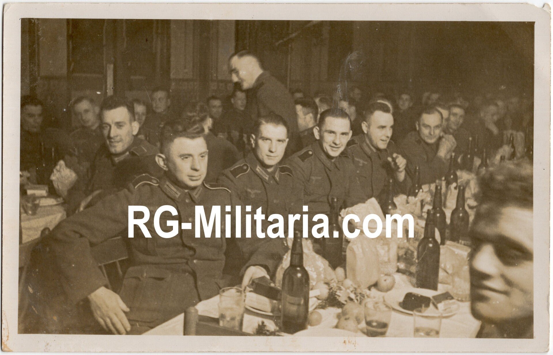 Original WW2 German Photo - German soldiers drinking together, IJmuiden, Holland — image 3