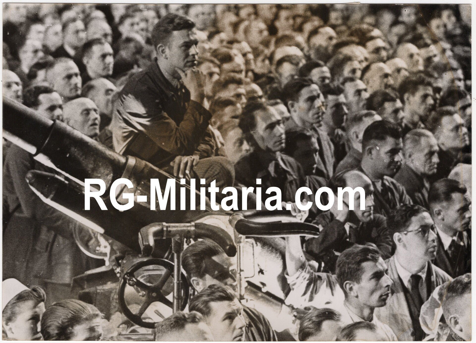Original WW2 German Press Photo - German workers listen to Adolf Hitler during a speech in Berlin — image 3