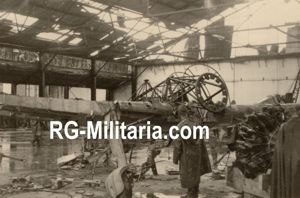 Original WW2 German Photo - German soldier looking at a …