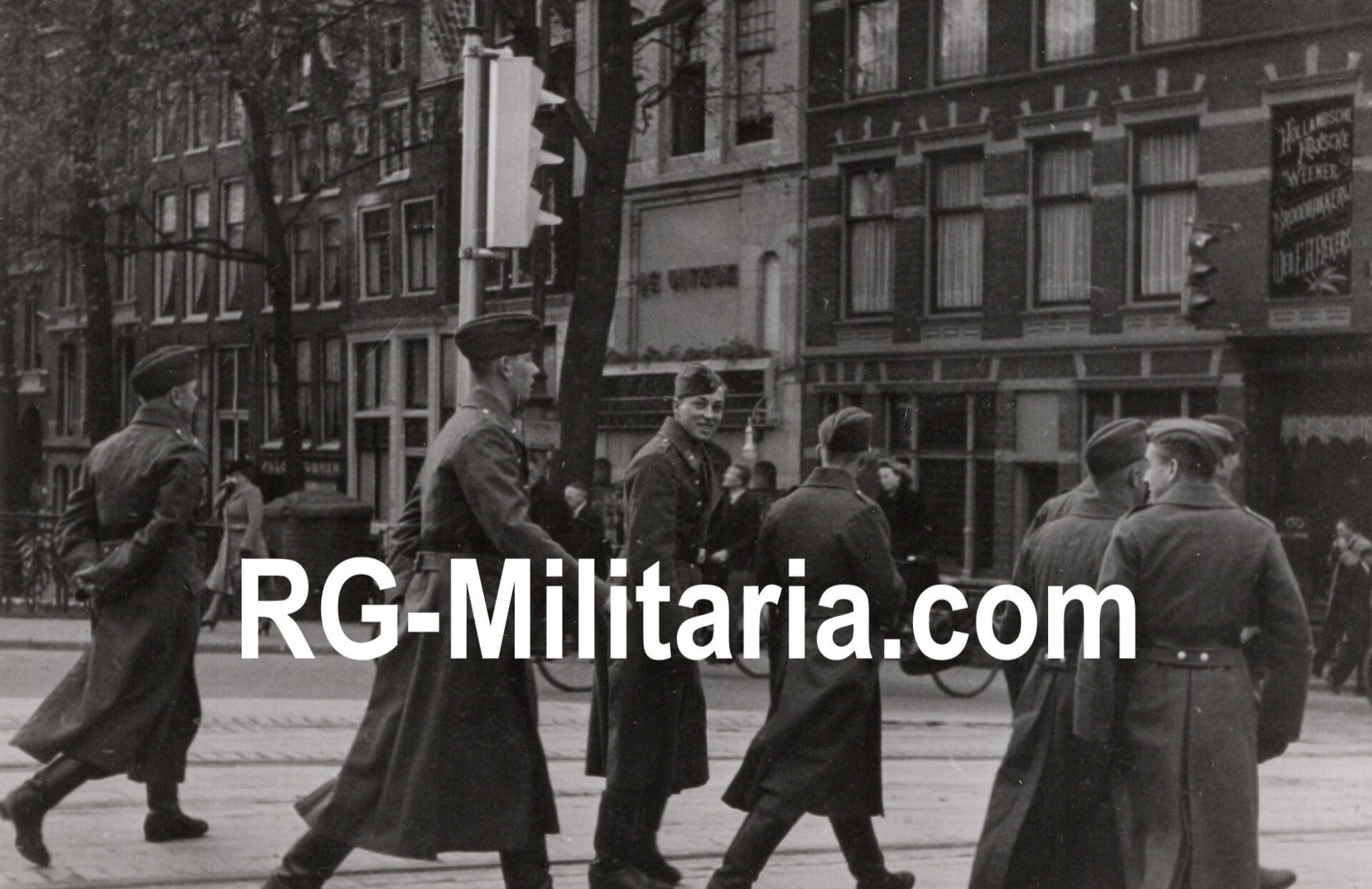 Original WW2 German Photo - German Luftwaffe soldiers visiting Amsterdam, Holland (1940) — image 3