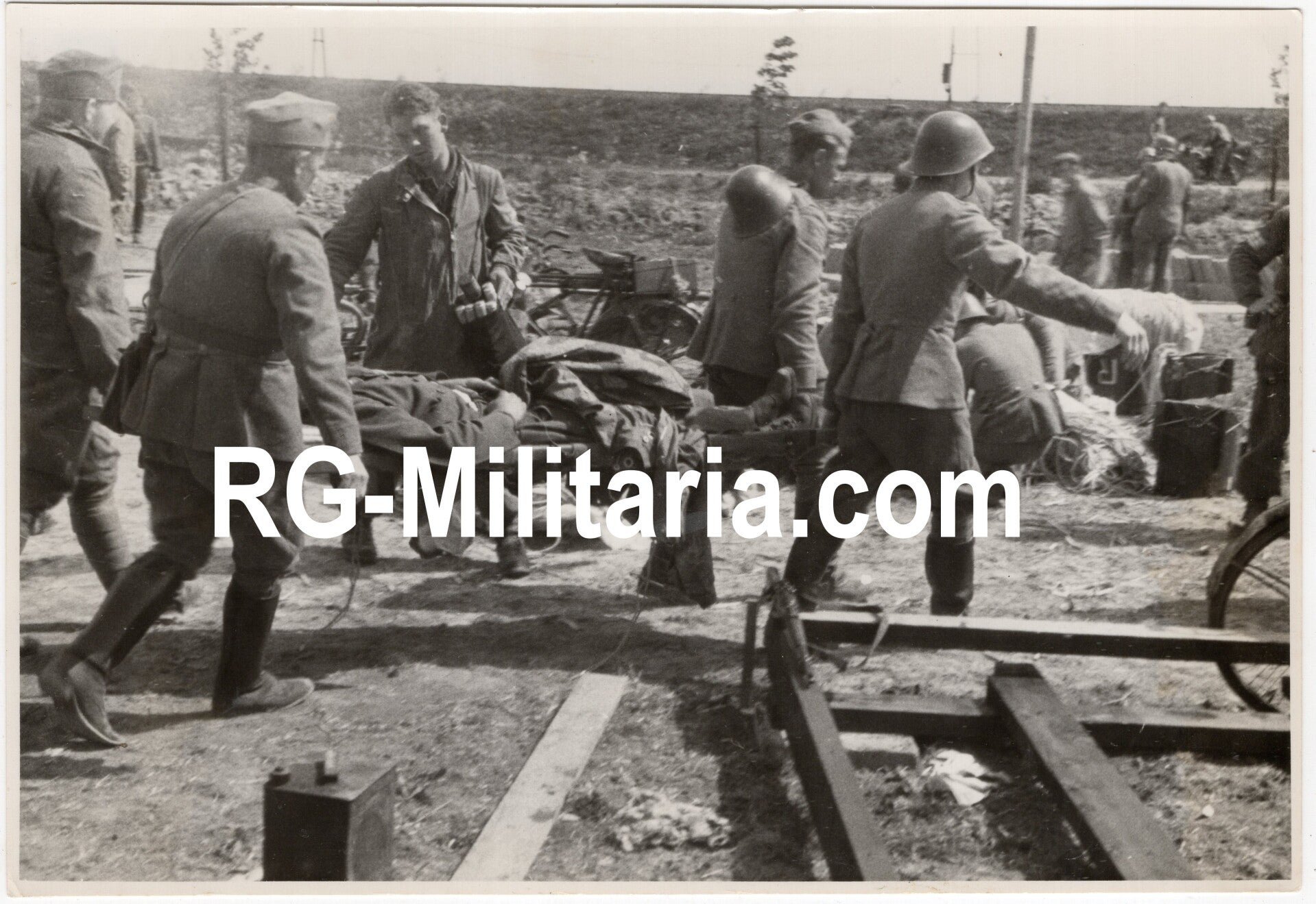 Original WW2 German Press Photo - Dutch POW and Fallschirmjäger soldiers treating wounded soldiers at the Tweede Tol, Wieldrecht, Dordrecht, May (1940) — image 3