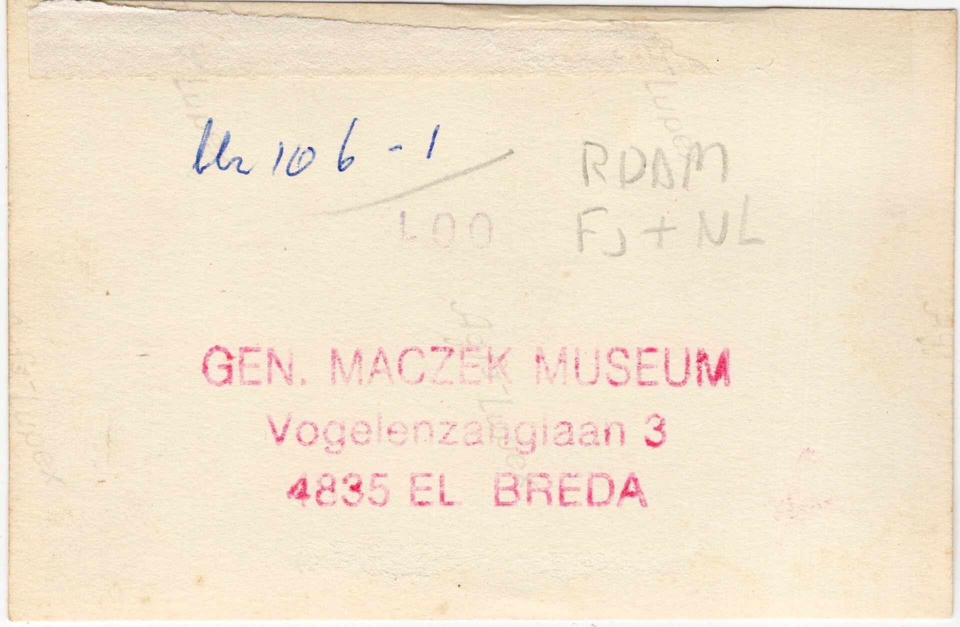 Original WW2 German Photo - German Fallschirmjäger and Dutch soldier field Graves near Rotterdam, May (1940) — image 2