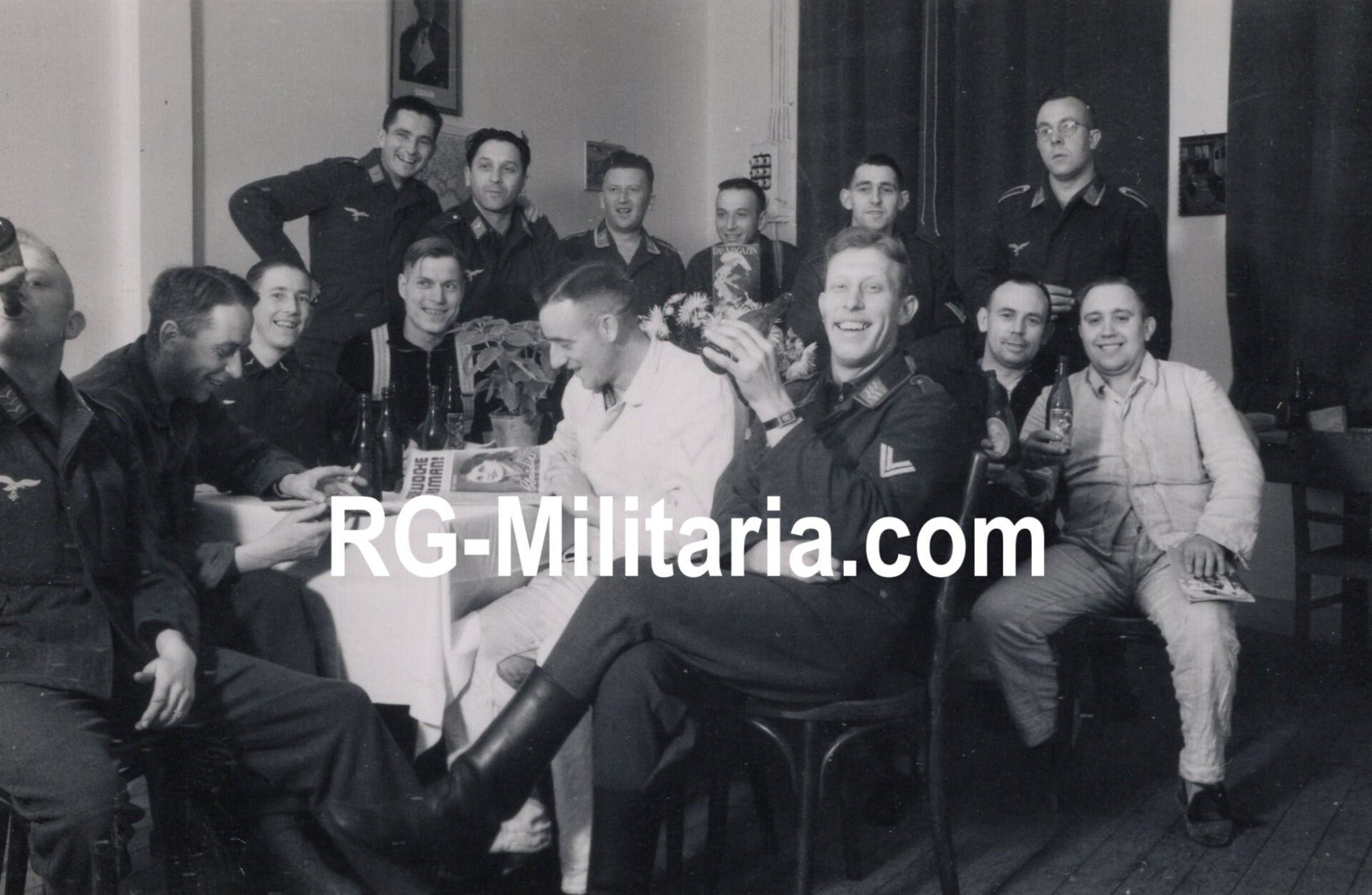 Original WW2 German Photo - German Luftwaffe soldiers in Amsterdam, Netherlands (1941) — image 3