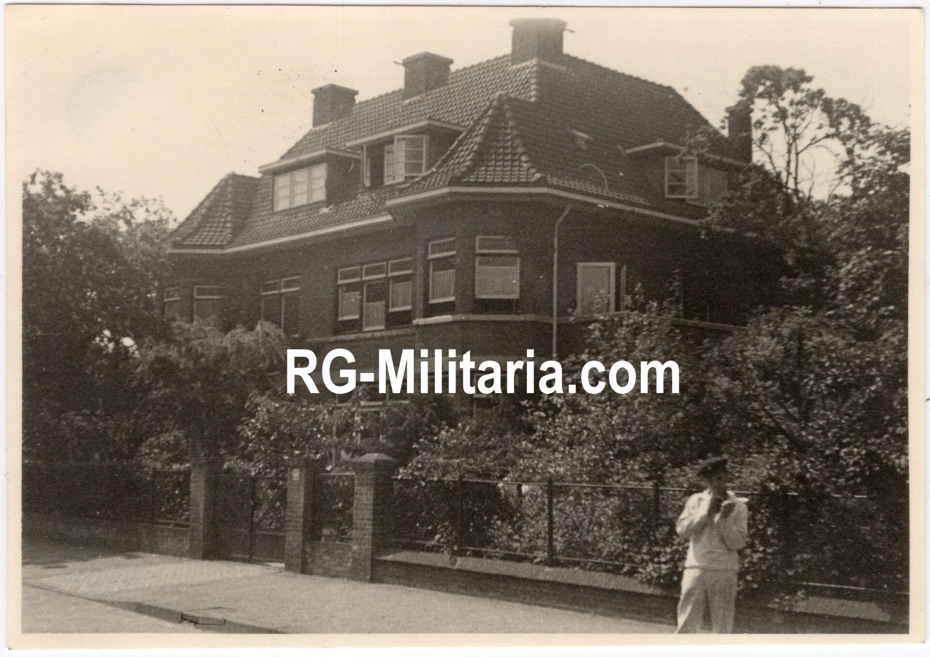 Original WW2 German Photo - German Kriegsmarine soldier looking in The Hague, Netherlands — image 3